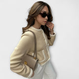 Κλασικό πουλόβερ με διακοσμητικές τσέπες