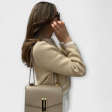 Κλασικό πουλόβερ με διακοσμητικές τσέπες